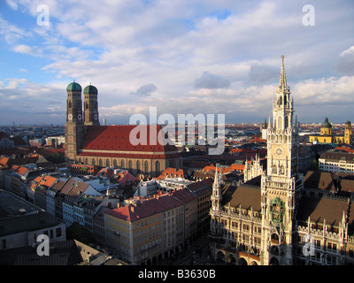 Il Vecchio Municipio e la chiesa di Nostra Signora di Monaco di Baviera, Germania Foto Stock