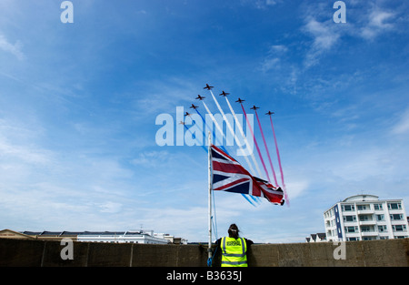 Regno Unito, Inghilterra, il 16 agosto 2008. Un marshall orologi l arrivo delle frecce rosse a Airbourne. Foto Stock