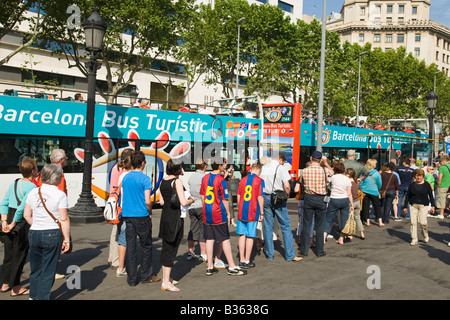 Spagna Barcellona turisti attendere in linea a bordo double decker bus turistico in Plaza de Catalunya Foto Stock