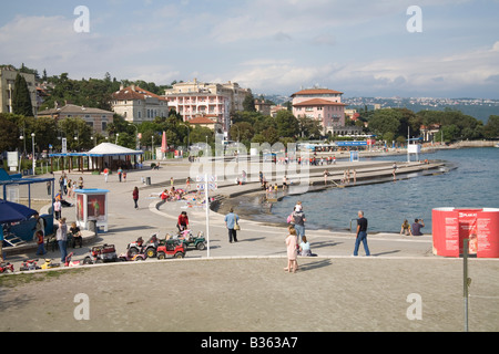 Opatija Istria Croazia Europa Può il calcestruzzo lungomare è molto popolare tra i vacanzieri Foto Stock