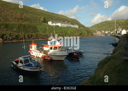 Barche da pesca ormeggiate nel porto di Boscastle, Cornwall, Regno Unito Foto Stock