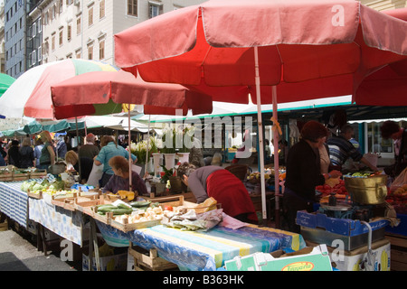 Rijeka Istria Croazia Europa Può freschi Fiori di frutta e verdura per la vendita nel mercato della città Foto Stock