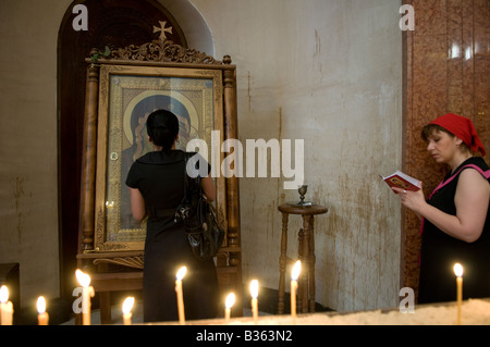 Una donna locale pregando presso la Cattedrale della Trinità è comunemente noto come la Cattedrale di Sameba di Tbilisi, Repubblica di Georgia Foto Stock