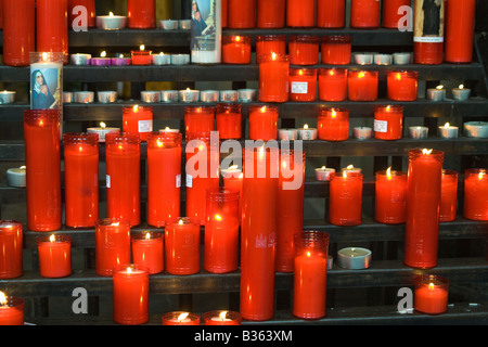 Spagna Barcellona molti rossi candele votive accesa all'interno della cattedrale di Barcellona architettura gotica costruita nel XIV secolo Foto Stock