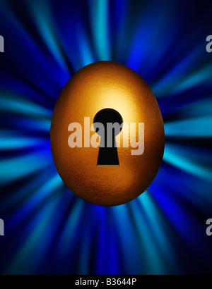 Golden Egg con la tecnica keyhole in rappresentanza di sbloccaggio sicurezza finanziaria contro un vortice blu sullo sfondo Foto Stock