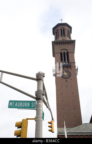 Campanile della chiesa vicino la prua e la freccia a Harvard in Cambridge Massachusetts Foto Stock