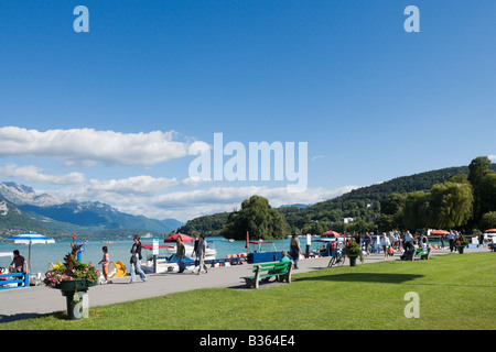 I turisti a piedi lungo la passeggiata sulle rive del lago di Annecy, Annecy, sulle Alpi francesi, Francia Foto Stock