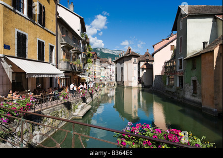 Waterside Cafe sul Canal du Thiou guardando verso il lago, Quai de l'ile, Annecy, sulle Alpi francesi, Francia Foto Stock