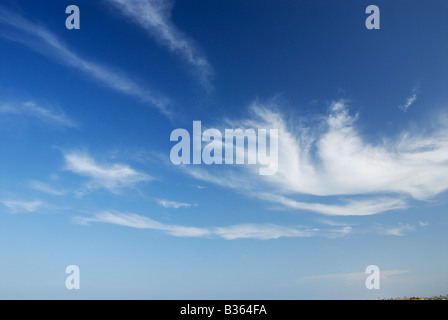 Cirrus nuvole alla deriva Foto Stock