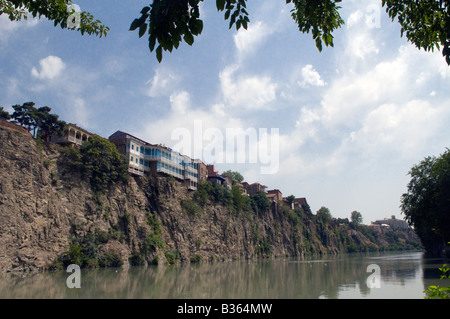 Vista del Kura o fiume Mtkvari fluente attraverso Tbilisi capitale della Repubblica di Georgia Foto Stock