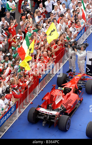 Il team Ferrari di celebrare la vittoria e il secondo posto al 2008 Bahrain Grand Prix di Formula 1 Foto Stock