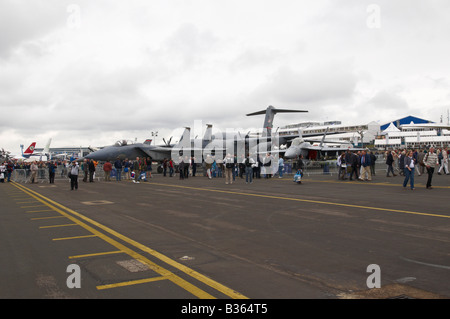 La folla pubblico a Farnborough Air Show 2008 venerdì giorno di appassionati Foto Stock