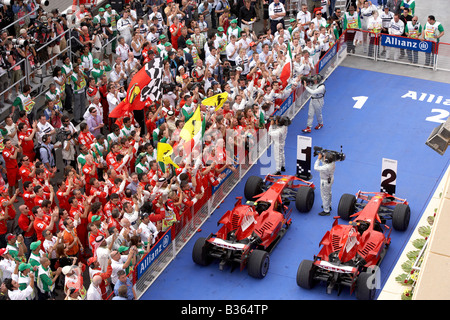 Il team Ferrari di celebrare la vittoria e il secondo posto al 2008 Bahrain Grand Prix di Formula 1 Foto Stock