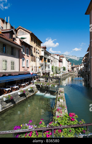 Vista da un ponte sul Canal du Thiou guardando verso il lago di Annecy, sulle Alpi francesi, Francia Foto Stock