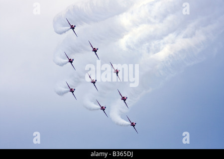 Le frecce rosse esecuzione di girare in formazione a Farnborough Airshow 2008 Foto Stock