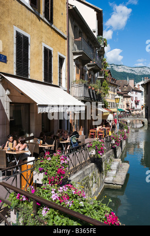 Waterside Cafe sul Canal du Thiou guardando verso il lago, Quai de l'ile, Annecy, sulle Alpi francesi, Francia Foto Stock