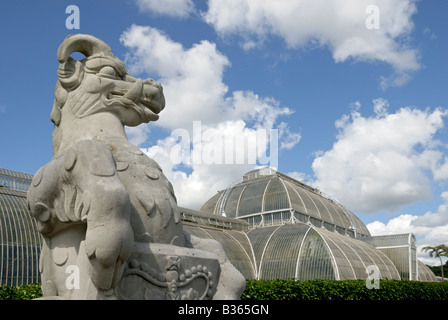 Inghilterra, Londra, scultura rappresentante uno o dieci araldico della regina bestie con serra in background a Kew Gardens Foto Stock