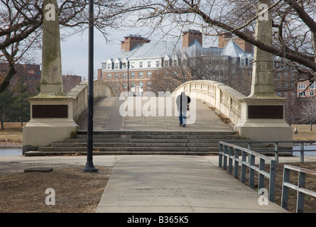 Un uomo attraversa le Settimane Memorial passerella presso la Harvard University di Cambridge Massachusetts Foto Stock