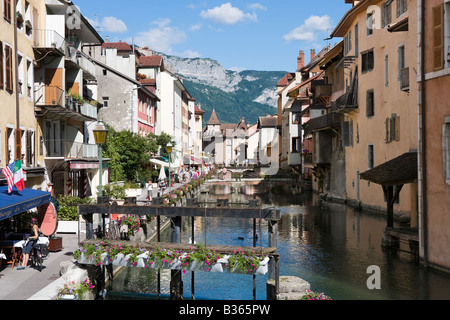 Vista da un ponte sul Canal du Thiou guardando verso il lago di Annecy, sulle Alpi francesi, Francia Foto Stock