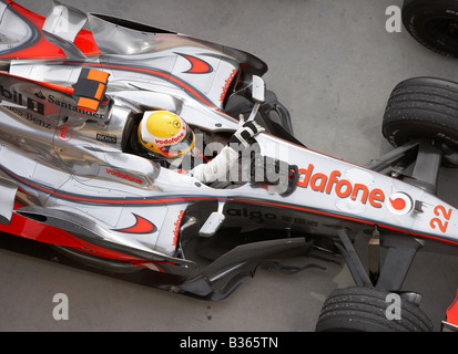 Lewis Hamilton con la McLaren Mercedes si prepara a uscire dalla sua vettura dopo il Bahrain 2008 F1 Grand Prix di Formula 1 Foto Stock