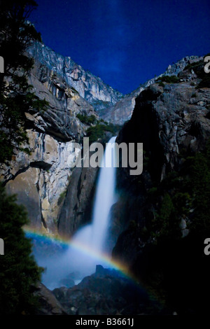 Un arcobaleno lunare moonbow moduli sopra la base di abbassare Yowemite cascate Yosemite National Park California USA Foto Stock
