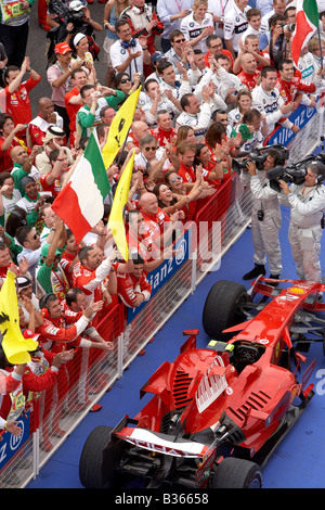 Il team Ferrari di celebrare la vittoria e il secondo posto al 2008 Bahrain Grand Prix di Formula 1 Foto Stock