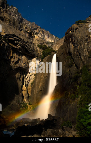 Un arcobaleno lunare moonbow moduli sopra la base inferiore di Yosemite Falls Yosemite National Park California USA Foto Stock