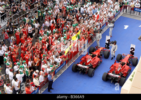 Il team Ferrari di celebrare la vittoria e il secondo posto al 2008 Bahrain Grand Prix di Formula 1 Foto Stock