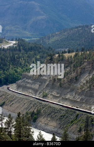 Il treno passa la sua via attraverso il Fraser Canyon della Columbia britannica in Canada Foto Stock