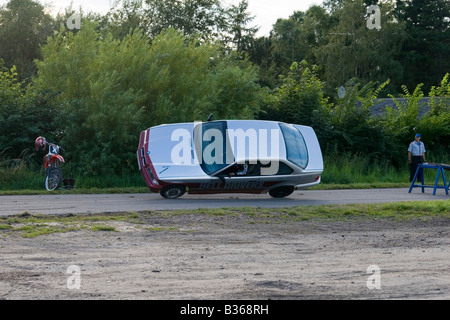 BMW auto su 2 ruote stunt Foto Stock