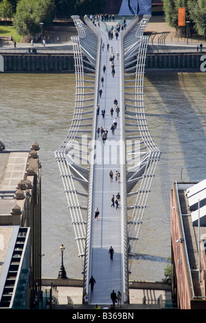 Vista aerea del Millennium Bridge sul fiume Tamigi. Londra, Inghilterra Foto Stock