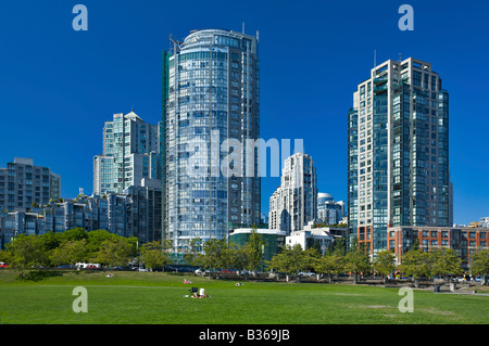 False Creek Park e condomini, del centro cittadino di Vancouver, British Columbia, Canada Foto Stock