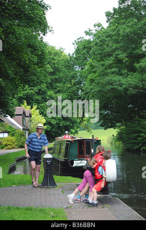 Famiglia su un canale holiday passando attraverso Hyde Lock sul Staffordshire e Worcestershire Canal Kinver S Staffordshire Inghilterra Foto Stock