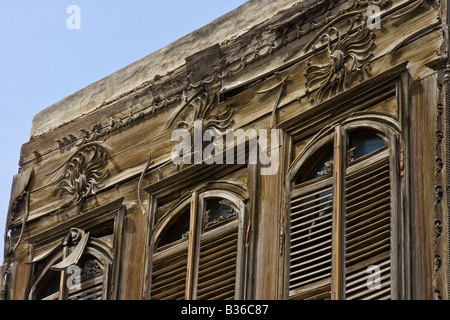 Ornati in dettaglio su una sporgenza da una casa nella città vecchia di Aleppo Siria Foto Stock