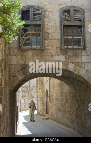 Giovane donna a piedi nella città vecchia di Aleppo Siria Foto Stock