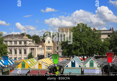 Una vista del centro città di Norwich guardando verso il castello oltre il mercato. Foto Stock
