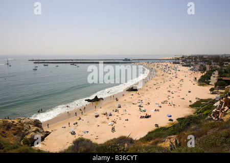 Affollata Southern California beach. Corona del Mar Spiaggia di stato, Newport Beach, Orange County, California, Stati Uniti d'America. Apr 2008 Foto Stock