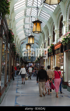 Gli amanti dello shopping a piedi attraverso Norwich il Royal Arcade. Foto Stock