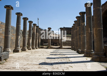 Antico Romano Collumnade presso le rovine di Bosra in Siria Foto Stock