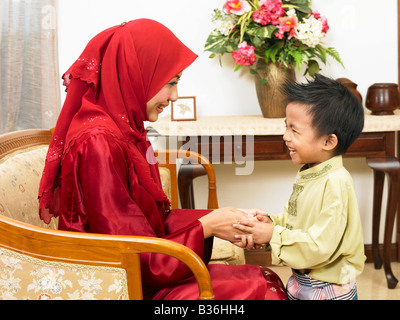 Madre e figlio saluto durante hari prima syawal Foto Stock