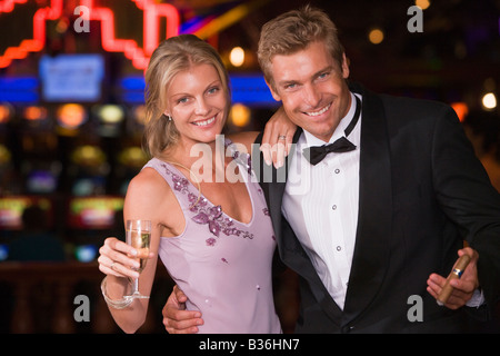 Matura in casino con sigaro e champagne sorridente (messa a fuoco selettiva) Foto Stock