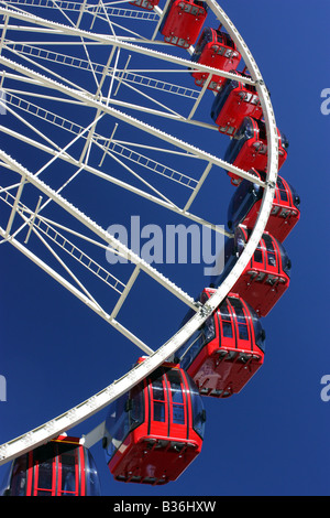 WHITE ruota panoramica Ferris con carrozze rosse contro il cielo blu verticale di sfondo BDA11292 Foto Stock