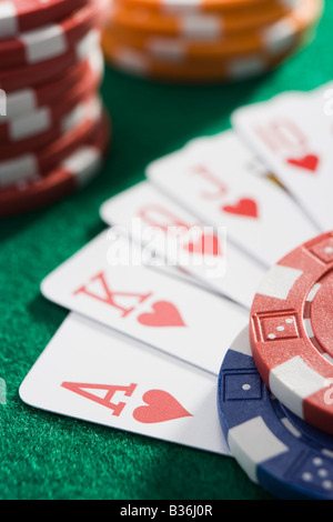 Carte da gioco rendendo royal flush in cuori da poker chips (close up/messa a fuoco selettiva) Foto Stock
