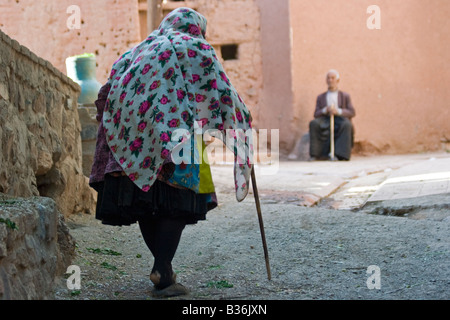 Vecchia Donna e uomo in Iran Abyaneh Foto Stock