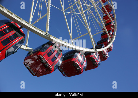 WHITE ruota panoramica Ferris con carrozze rosse contro il cielo blu di sfondo BDA ORIZZONTALE11291 Foto Stock