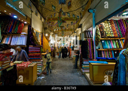 Negozi di tessili nel Souk nella città vecchia di Aleppo Siria Foto Stock