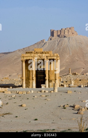 Tempio romano di Baal-Shamin e il castello arabo Qalaat Ibn Maan in Palmyra Siria Foto Stock