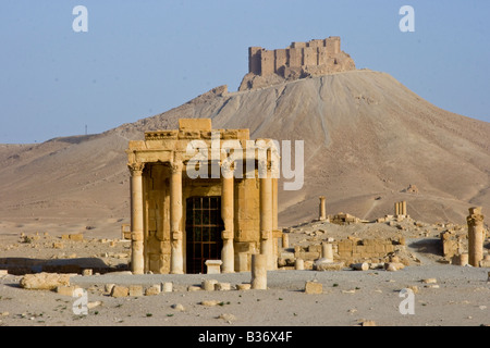 Tempio romano di Baal-Shamin e il castello arabo Qalaat Ibn Maan in Palmyra Siria Foto Stock