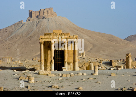 Tempio romano e le rovine del Castello arabo Qalaat Ibn Maan in Palmyra Siria Foto Stock