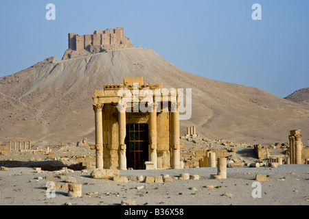 Tempio romano di Baal-Shamin e il castello arabo Qalaat Ibn Maan in Palmyra Siria Foto Stock